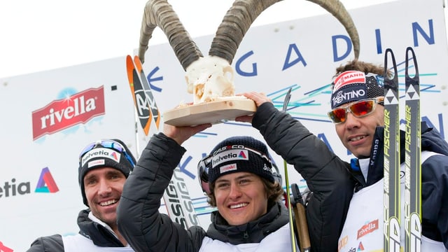 Roman Furger an der Siegerehrung beim Engadiner Skimarathon. Roman Furger an der Siegerehrung beim Engadiner Skimarathon.