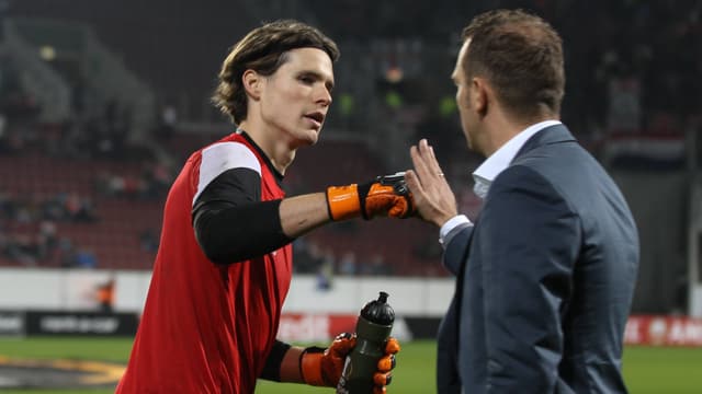 Marwin Hitz und Markus Weinzier klatschen sich ab. Marwin Hitz und Markus Weinzier klatschen sich ab.