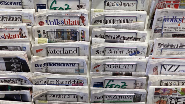 Eine Zeitungsauslage in einem Schweizer Kiosk.
