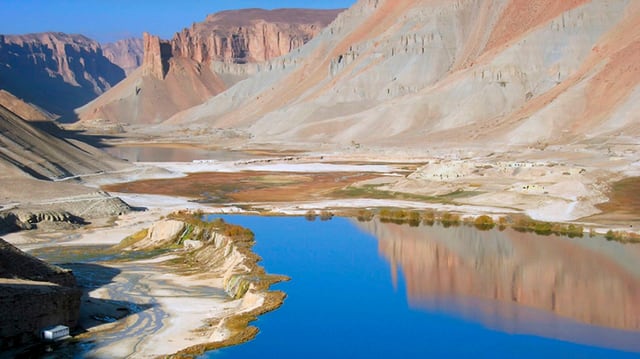 Ein sehr blauer See inmitten von karger, rötlicher Felsformationen. Ein sehr blauer See inmitten von karger, rötlicher Felsformationen.