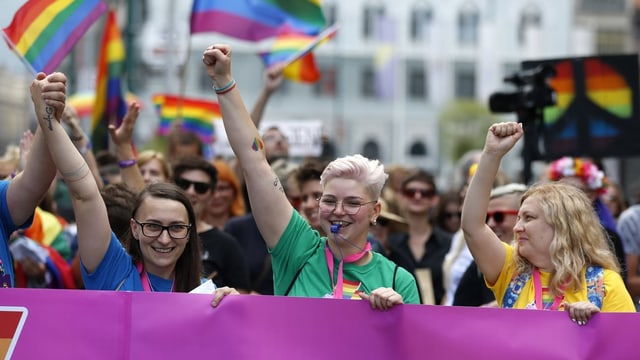 Drei Frauen stecken Fäuste in die Höhe Drei Frauen stecken Fäuste in die Höhe
