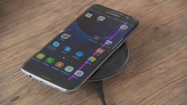 Samsung-Gerät mit pinkem Streifen Samsung-Gerät mit pinkem Streifen