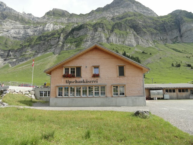 Schaukäserei auf der Schwägalp, im Hintergrund der Alpstein.
