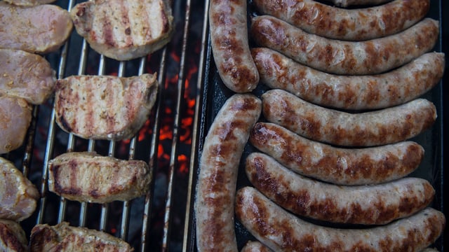 Grill mit Bratwürsten und Steaks Grill mit Bratwürsten und Steaks