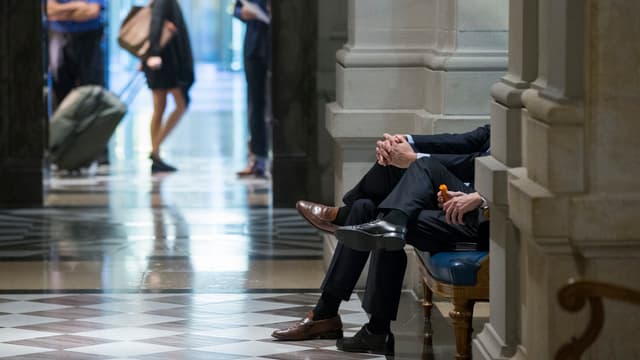 Ein Rüebli in der Pause. Auch in den Gängen des Bundeshauses halten die Gespräche an. Ein Rüebli in der Pause. Auch in den Gängen des Bundeshauses halten die Gespräche an.