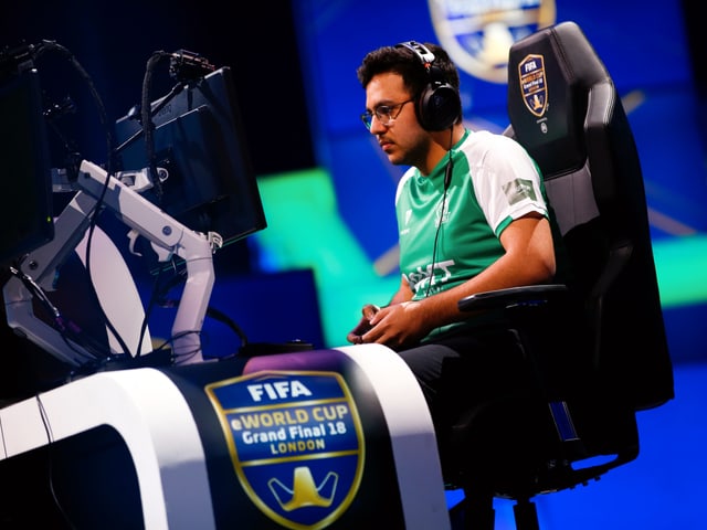 Gamen bis die Finger Wund sind wie Mosaad 'MSDossary' Aldossary, hier auf dem Weg zum FIFA eWorld Cup Titelgewinn 2018. Gamen bis die Finger Wund sind wie Mosaad 'MSDossary' Aldossary, hier auf dem Weg zum FIFA eWorld Cup Titelgewinn 2018.