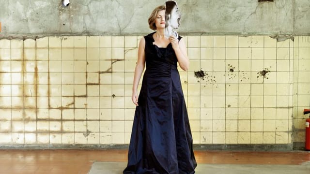 Portrait Silke Gäng in blauem Abendkleid. Portrait Silke Gäng in blauem Abendkleid.