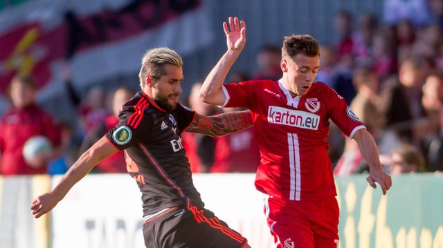 Der Schweizer Internationale Valon Behrami im Duell mit Cottbus' Nikolas Ledgerwood. Der Schweizer Internationale Valon Behrami im Duell mit Cottbus' Nikolas Ledgerwood.