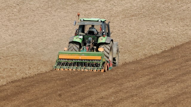 Ein Bauer bestellt sein Feld. Ein Bauer bestellt sein Feld.