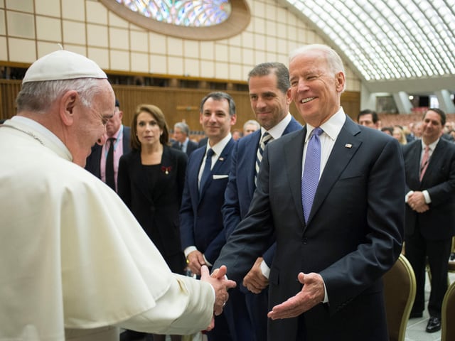 Ein Papst und ein Mann begrüssen sich freundlich mit Handschlag. Ein Papst und ein Mann begrüssen sich freundlich mit Handschlag.
