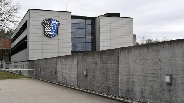 Polizeigebäude mit grauer Mauer Polizeigebäude mit grauer Mauer