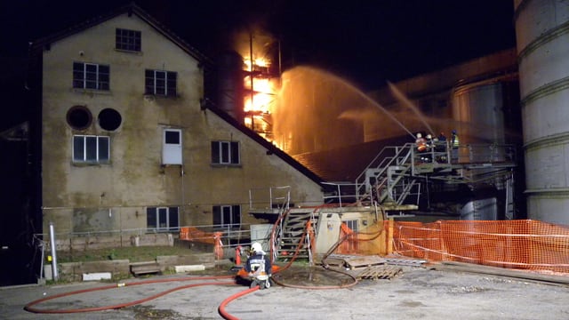 Feuerwehrmänner löschen einen Brand Feuerwehrmänner löschen einen Brand