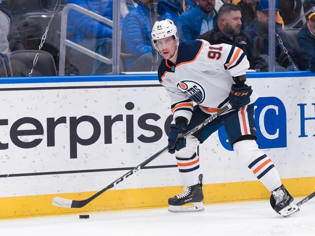 Gaëtan Haas mit dem Puck am Stock. Gaëtan Haas mit dem Puck am Stock.