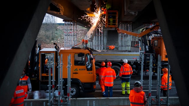 Bauarbeiten an der zerstörten Brücke. Bauarbeiten an der zerstörten Brücke.