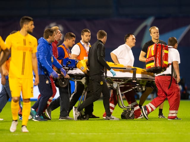 Fussballspieler aufgebahrt Fussballspieler aufgebahrt