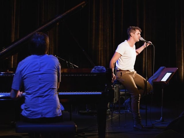 Seven und sein Pianist spielen auf der Bühne und geben alles. Seven und sein Pianist spielen auf der Bühne und geben alles.
