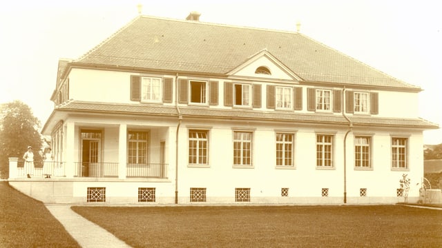 Historische Aufnahme aus ca. 1920 der Villa, das alleine zum Betrieb einer Kinderkrippe errichtet wurde. Historische Aufnahme aus ca. 1920 der Villa, das alleine zum Betrieb einer Kinderkrippe errichtet wurde.