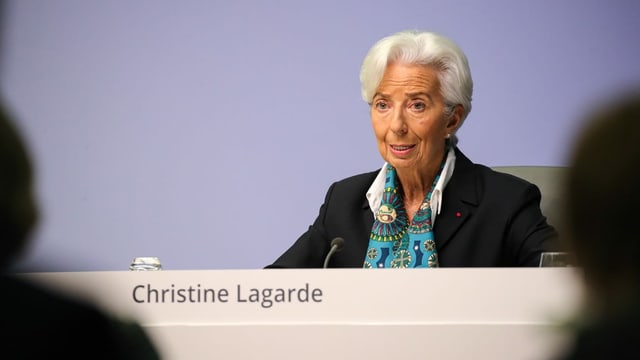 Frau auf Podium. Frau auf Podium.