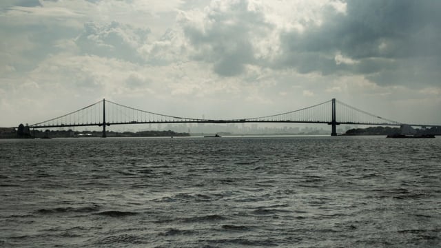 Auf dem Bild ist eine sehr lange Brücke von Othmar Ammann zu sehen. Auf dem Bild ist eine sehr lange Brücke von Othmar Ammann zu sehen.