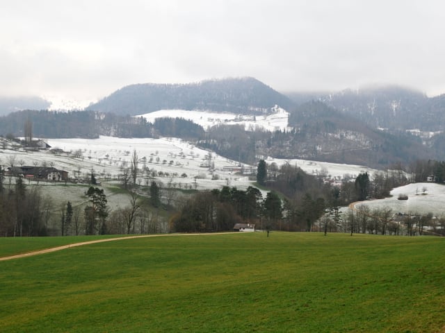 Ein Berg im Baselbiet ist schneebedeckt, etwas tiefer sind die Wiesen noch grün - die Schneegrenze ist deutlich zu erkennen.eutlich Ein Berg im Baselbiet ist schneebedeckt, etwas tiefer sind die Wiesen noch grün - die Schneegrenze ist deutlich zu erkennen.eutlich