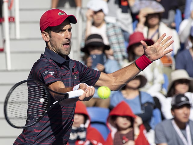 Novak Djokovic siegt bei seiner Rückkehr nach der Verletzung. Novak Djokovic siegt bei seiner Rückkehr nach der Verletzung.