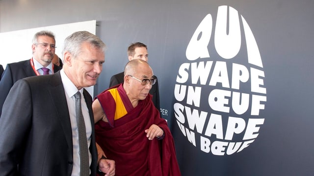 Der Dalai Lama nach der Veranstaltung mit Universitätsrektor Dominique Arlettaz. Der Dalai Lama nach der Veranstaltung mit Universitätsrektor Dominique Arlettaz.