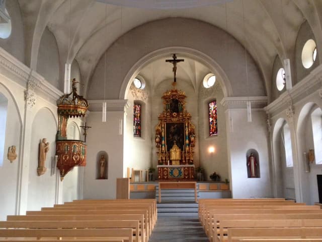 Inern da la baselgia parochiala Rabius senza ils altars laterals. Inern da la baselgia parochiala Rabius senza ils altars laterals.