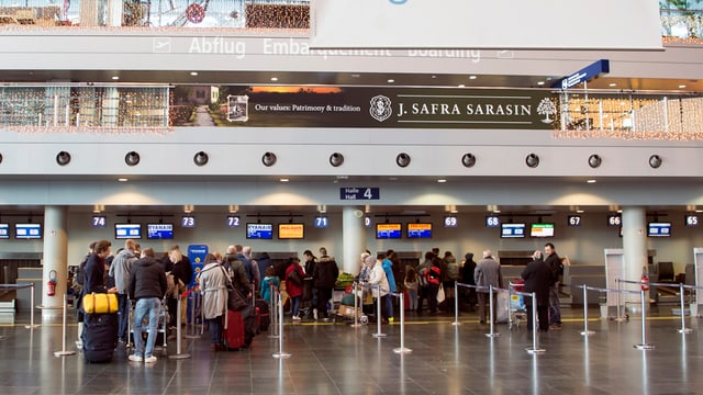 Menschen am Check-in im Flughafen. Menschen am Check-in im Flughafen.