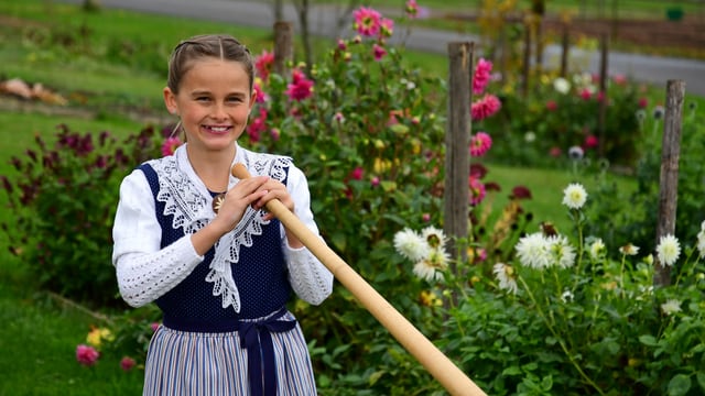 Malina Grimm mit ihrem Alphorn Malina Grimm mit ihrem Alphorn
