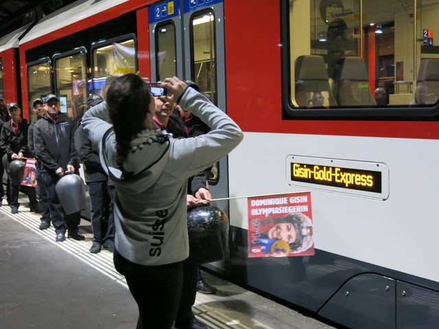 Dominique Gisin vor einem Zug der Zentralbahn. Dominique Gisin vor einem Zug der Zentralbahn.