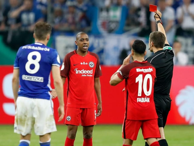 Fernandes sieht Rot. Fernandes sieht Rot.