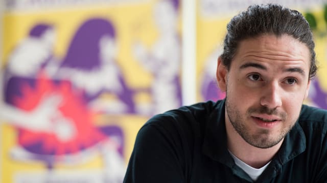 Lewin Lempert mit zurückgebundenen Haaren. Lewin Lempert mit zurückgebundenen Haaren.