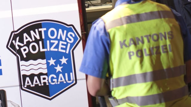 Polizisten besprechen einen Einsatz. Polizisten besprechen einen Einsatz.