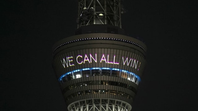 Tokios Turm verbreitet positive Nachrichten: «Together We Can All Win» (engl. für: Zusammen können wir alle gewinnen.) Tokios Turm verbreitet positive Nachrichten: «Together We Can All Win» (engl. für: Zusammen können wir alle gewinnen.)