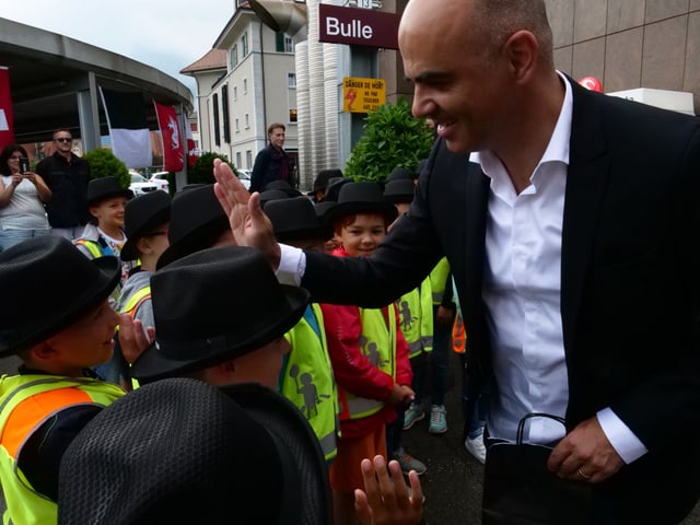 Alain Berset begrüsst eine Schulklasse am Bundesrats-Reisli in Bulle