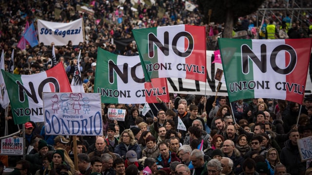 Menschen protestieren mit Bannern. Menschen protestieren mit Bannern.