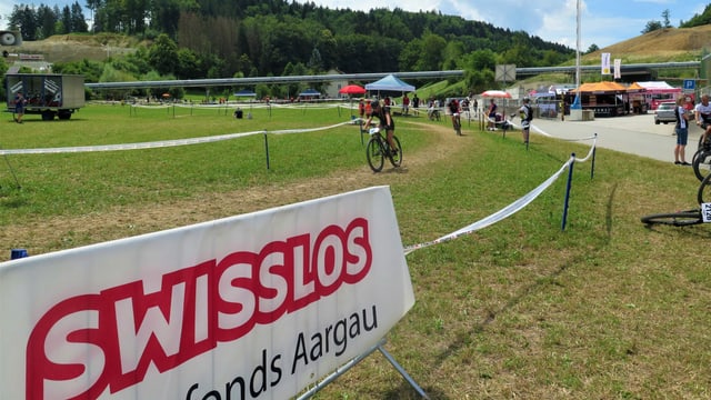 Plakat Swisslos Sportfonds Aargau an der Rennstrecke Plakat Swisslos Sportfonds Aargau an der Rennstrecke