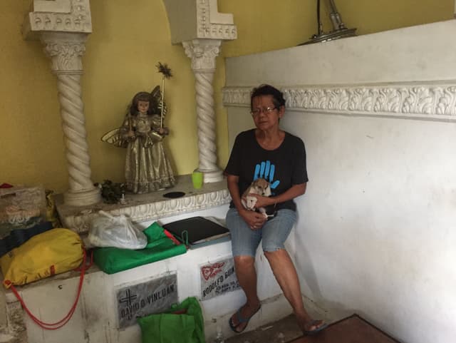 Tita sitzt mit ihrem kleinen Hündchen im Mausoleum. Tita sitzt mit ihrem kleinen Hündchen im Mausoleum.