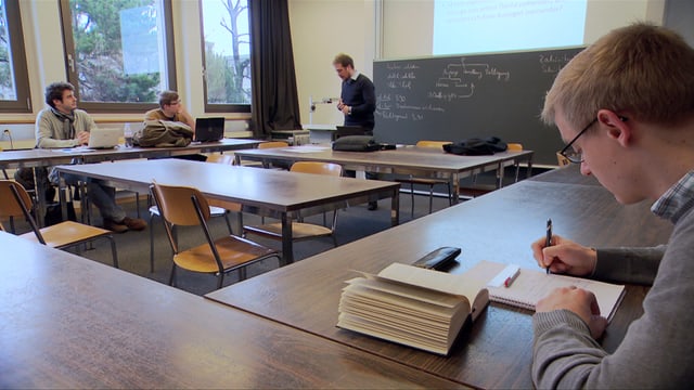 Drei Studenten in einem Klassenzimmer. Drei Studenten in einem Klassenzimmer.