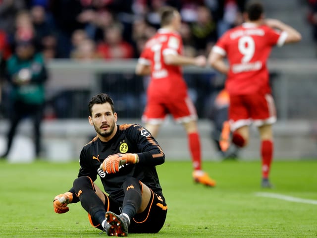 Roman Bürki sitzt nach einem Gegentreffer am Boden.