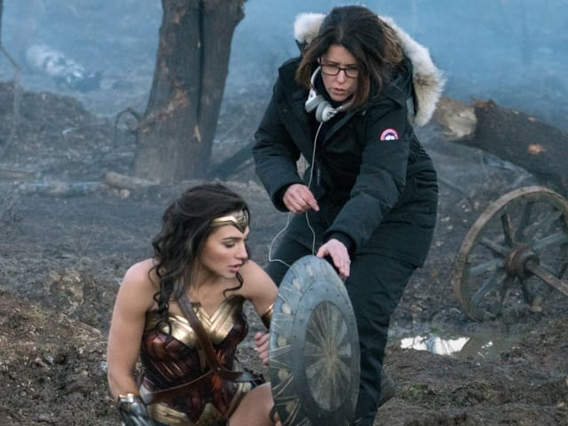 Schauspielerin Gal Gadot auf dem Set mit Regisseurin Patty Jenkins. Schauspielerin Gal Gadot auf dem Set mit Regisseurin Patty Jenkins.