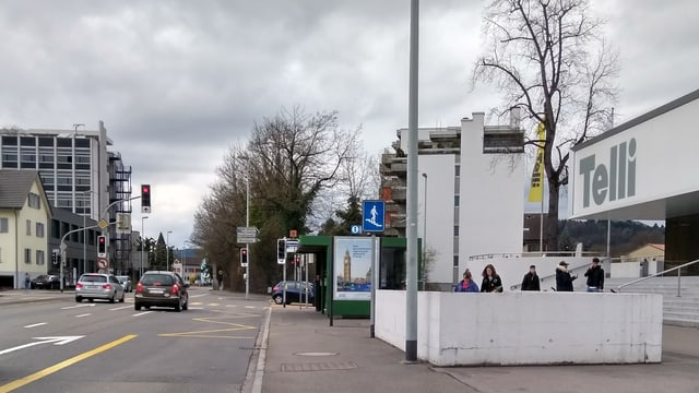 Eine Gebäude neben der Strasse mit der Aufschrift Telli Eine Gebäude neben der Strasse mit der Aufschrift Telli