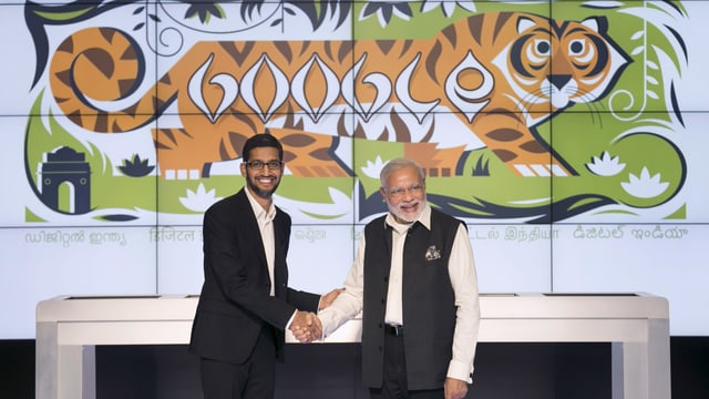 Zwei Männer vor der Zeichnung eines Tigers mit der Aufschrift "Google". Zwei Männer vor der Zeichnung eines Tigers mit der Aufschrift "Google".