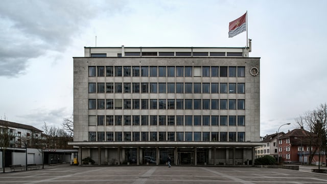 Wettinger Rathaus, ein mehrstöckiger Beton-Klotz Wettinger Rathaus, ein mehrstöckiger Beton-Klotz