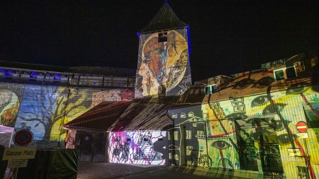 Die Stadtmauern von Murten werden angeleuchtet. Die Stadtmauern von Murten werden angeleuchtet.