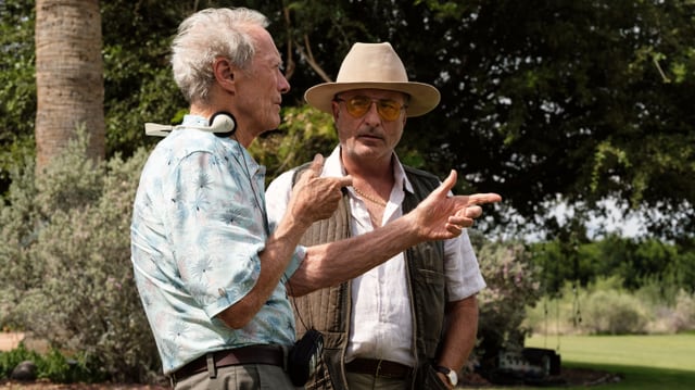 Clint Eastwood gibt Schauspieler Andy Garcia Anweisungen. Clint Eastwood gibt Schauspieler Andy Garcia Anweisungen.