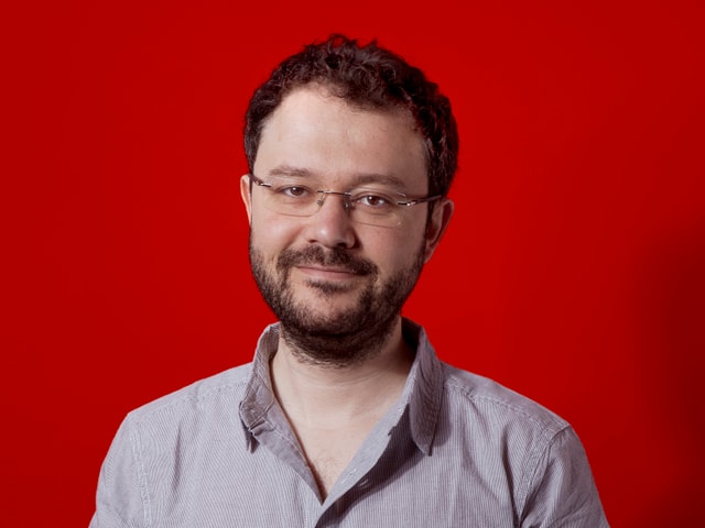 Riad Sattouf trägt ein graues Hemd und eine randlose Brille. Riad Sattouf trägt ein graues Hemd und eine randlose Brille.