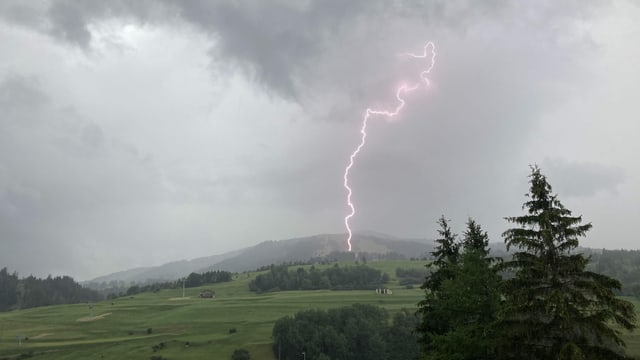 Oberhalb von Savognin schlägt ein Blitz in der Wiese ein. Oberhalb von Savognin schlägt ein Blitz in der Wiese ein.