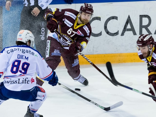 Linus Omark spielt einen Pass. Linus Omark spielt einen Pass.