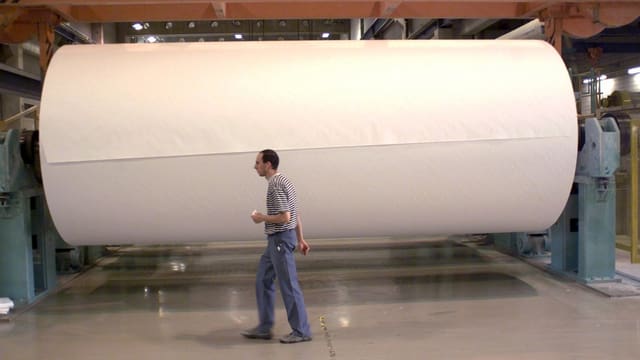 Grosse Rolle Papier in einer Fabrik. Grosse Rolle Papier in einer Fabrik.